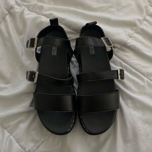 Woman’s Black Platform Sandals 
Size: 8 
Worn: 2-3x